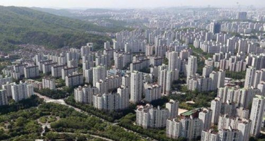 서울 아파트값 상승세가 경기도로 넘어오면서 경기도 아파트 경매 시장 열기도 달아오르고 있다. 다수의 아파트가 감정가보다 높은 가격에 낙찰돼 낙찰가율이 100%를 넘어섰다. 사진은 경기도 아파트 전경<연합뉴스>